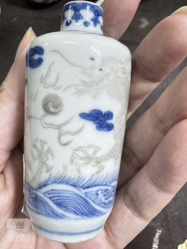 清 青花釉里红双龙戏珠纹烟壶 - 图4
